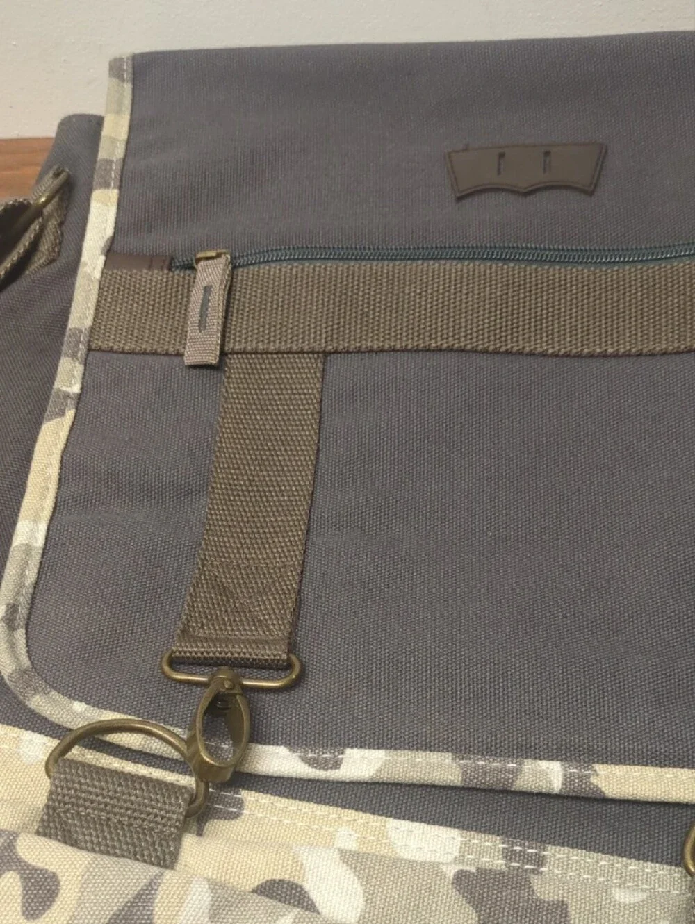 Levi's Gray Canvas Messenger Bag Camouflage Edge Sutherland Messenger Laptop Bag